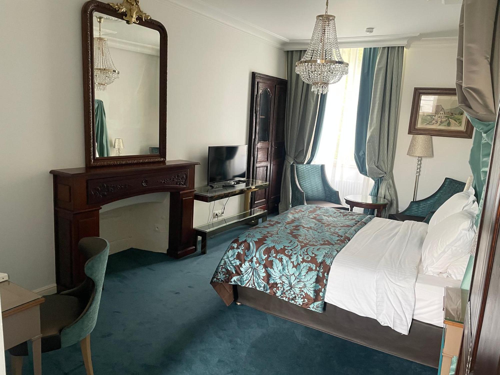 Hotel Victor Hugo 蓬托尔松 外观 照片